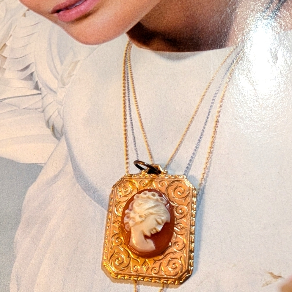 Antique Carved Shell Cameo Pendant - Picture 8 of 8